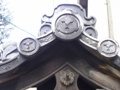 京都千本今出川の天台宗上善寺の門。軒丸瓦が「竹丸に三羽の舞雀」という公家紋としての竹雀紋。写真提供：野崎さま